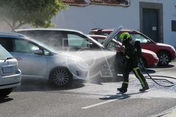 Los bomberos sofocan el incendio de un vehículo en San Juan  (Foto TA)